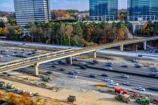 Snelspoorlijn over de bouw en de snelweg — Stockfoto