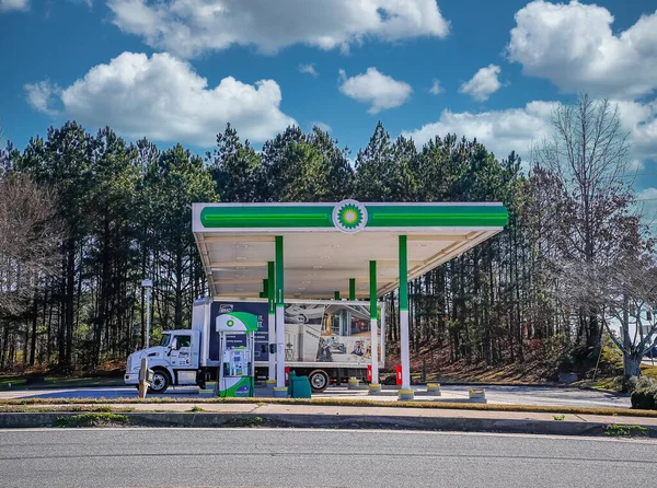 Benzin istasyonunda Kamyon Dolduruluyor