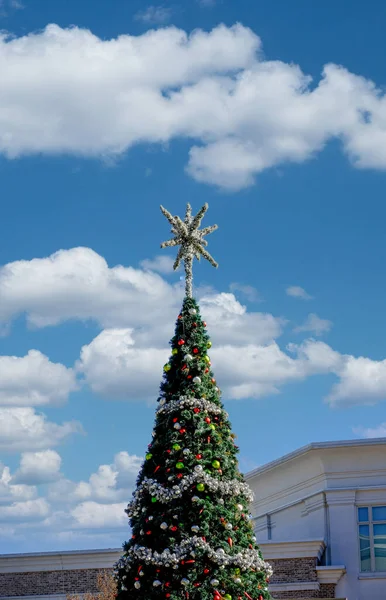 Alışveriş Merkezi Yılbaşı Ağacı Gökyüzüne Karşı — Stok fotoğraf