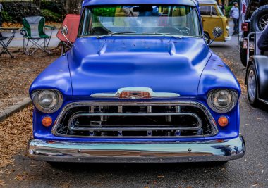 ATLANTA, GEORGIA - 5 Aralık 2021: kafein ve Octane, Perimeter AVM 'de yüzlerce klasik ve kaslı arabanın yer aldığı, her ay düzenlenen ve ulusal çapta tanınan bir otomobil fuarıdır..