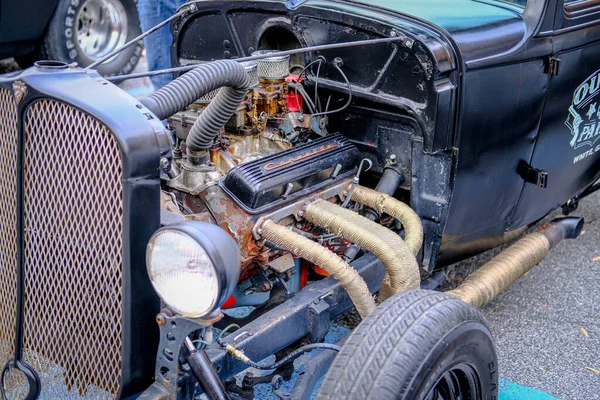 旧跑车中的定制引擎 — 图库照片