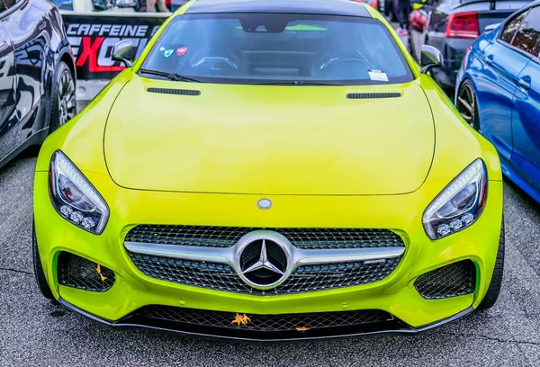 Leuchtend gelber Mercedes — Stockfoto