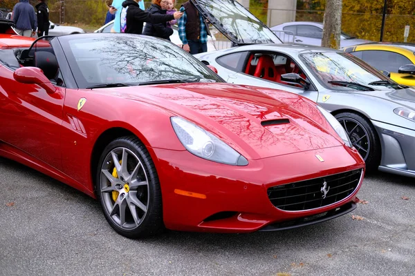 ATLANTA, GEORGIA - 5 Aralık 2021: kafein ve Octane, Perimeter AVM 'de yüzlerce klasik ve kaslı arabanın yer aldığı, her ay düzenlenen ve ulusal çapta tanınan bir otomobil fuarıdır..