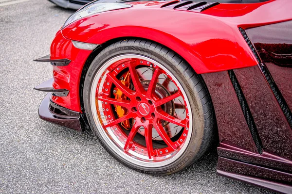 Rodas vermelhas personalizadas — Fotografia de Stock