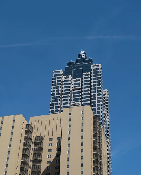 Truist Tower za starym budynkiem — Zdjęcie stockowe