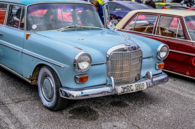 Klasik Mavi Mercedes.