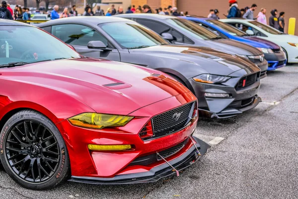 ATLANTA, GEORGIA - 5 Aralık 2021: kafein ve Octane, Perimeter AVM 'de yüzlerce klasik ve kaslı arabanın yer aldığı, her ay düzenlenen ve ulusal çapta tanınan bir otomobil fuarıdır..