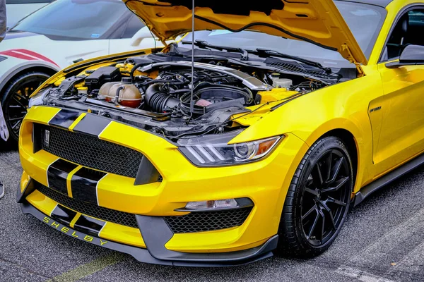 ATLANTA, GEORGIA - 5 Aralık 2021: kafein ve Octane, Perimeter AVM 'de yüzlerce klasik ve kaslı arabanın yer aldığı, her ay düzenlenen ve ulusal çapta tanınan bir otomobil fuarıdır..