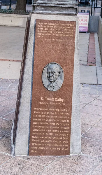 Monument to S. Truett Cathy in Dowtown Atlanta — 스톡 사진
