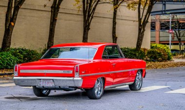 Kırmızı Chevy Nova Araba Fuarından ayrılıyor