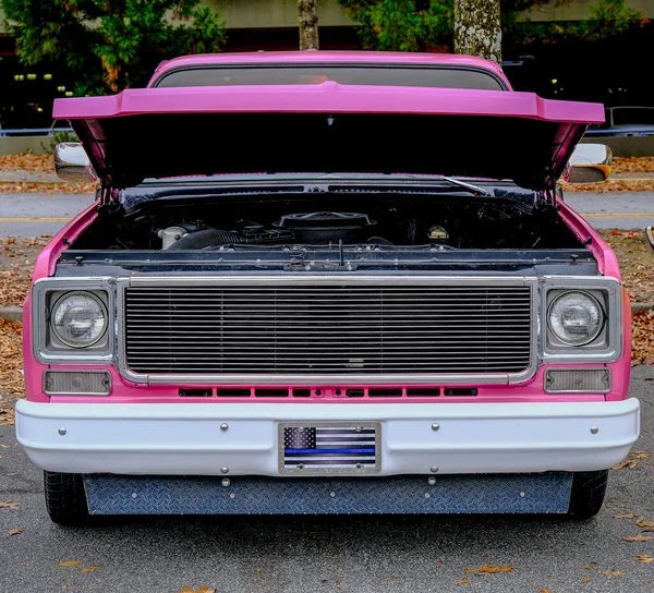 Rózsaszín pickup teherautó — Stock Fotó