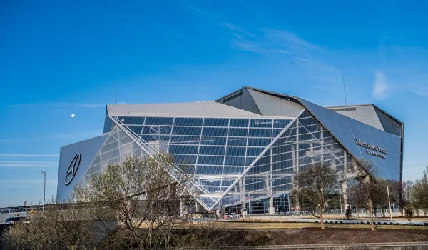 Mercedes-Benz-Stadion unter schönem Himmel — Stockfoto