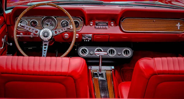 ⬇ Скачать Картинки Red Glove Box, Стоковые Фото Red Glove Box В.