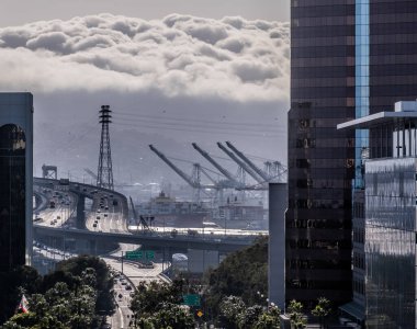 Los Angeles 'a giden otoyol boyunca sahil sanayii.