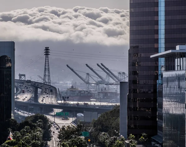 Los Angeles 'a giden otoyol boyunca sahil sanayii.