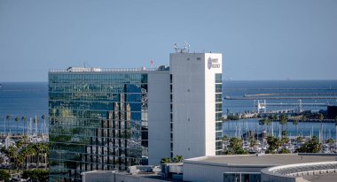 Long BeACH, CALIFORNIA - 21 Nisan 2022: Long Beach Queen Mary de dahil olmak üzere liman manzaralarıyla ünlüdür. 2028 Yaz Olimpiyatları boyunca Long Beach 'te birden fazla spor düzenlenecek..