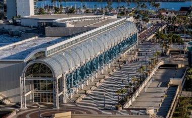 Long BeACH, CALIFORNIA - 21 Nisan 2022: Long Beach Queen Mary de dahil olmak üzere liman manzaralarıyla ünlüdür. 2028 Yaz Olimpiyatları boyunca Long Beach 'te birden fazla spor düzenlenecek..