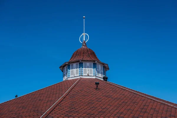Rotes Dach Mit Kuppel Gegen Blauen Himmel — Stockfoto