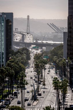 Long Beach 'teki endüstriyel nakliye limanında öğleden sonra. Yoğun otoyolun ötesinde.