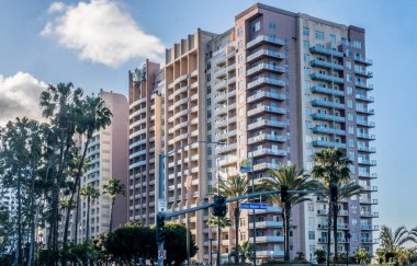 Long BeACH, CALIFORNIA - 21 Nisan 2022: Long Beach Queen Mary de dahil olmak üzere liman manzaralarıyla ünlüdür. 2028 Yaz Olimpiyatları boyunca Long Beach 'te birden fazla spor düzenlenecek..