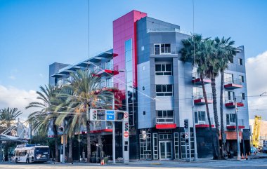 Long BeACH, CALIFORNIA - 21 Nisan 2022: Long Beach Queen Mary de dahil olmak üzere liman manzaralarıyla ünlüdür. 2028 Yaz Olimpiyatları boyunca Long Beach 'te birden fazla spor düzenlenecek..