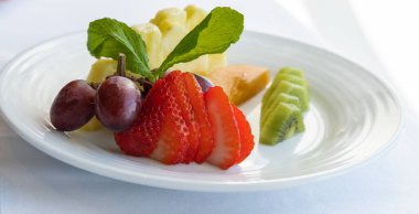 Beyaz Masa 'da Aperatif Meyve Tabağı