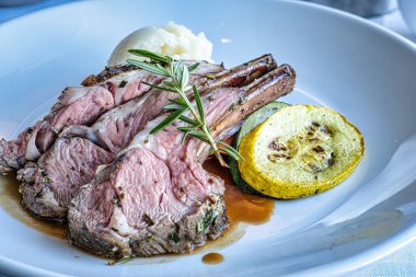 Orta pişmiş kuzu pirzola ve ızgara kabak ve patates püresi.