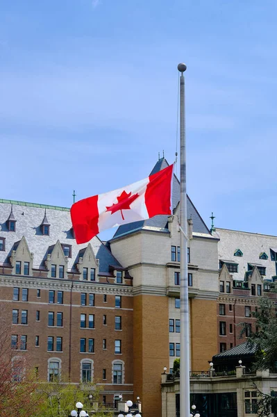Kanadai Zászló Half Mast Előtt Téglaépület — Stock Fotó