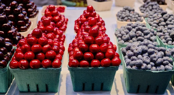 Baskets Cherries Blueberries Market — Stock Photo, Image