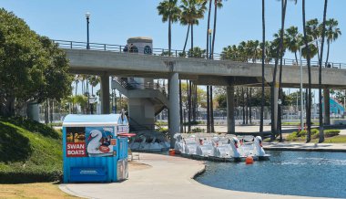 Long BeACH, CALIFORNIA - 21 Nisan 2022: Long Beach Queen Mary de dahil olmak üzere liman manzaralarıyla ünlüdür. 2028 Yaz Olimpiyatları boyunca Long Beach 'te birden fazla spor düzenlenecek..