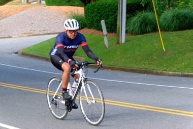 ALPHARETTA, GEORGIA - 25 Haziran 2022: 100, 64, 41 ve 34 mil seçenekleri ile GA400 Şehir Turu katılımcıları. Alpharetta, Roswell ve Cumming Georgia 'ya yıllık turlar..