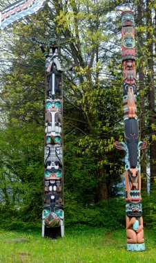 VANCOUVER, BRITISH COLUMBIA - 1 Mayıs 2022: Totem kutupları, ataları, tarihleri, insanları veya olayları temsil etmek ve anmak için Pasifik 'in kuzeybatısındaki ilk uluslar tarafından oluşturulan anıtlardır..