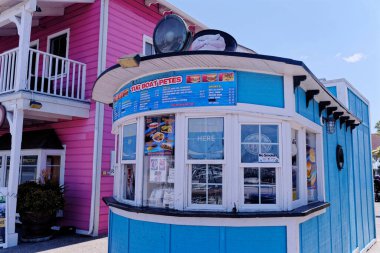 Long BeACH, CALIFORNIA - 21 Nisan 2022: Long Beach Queen Mary de dahil olmak üzere liman manzaralarıyla ünlüdür. 2028 Yaz Olimpiyatları boyunca Long Beach 'te birden fazla spor düzenlenecek..