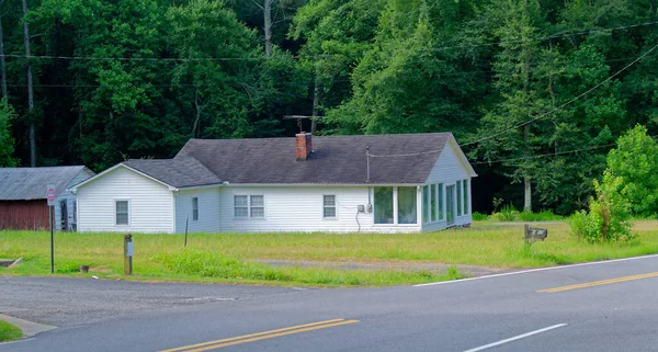 Old White Siding House Rural Road Shed Out Back — Stockfoto
