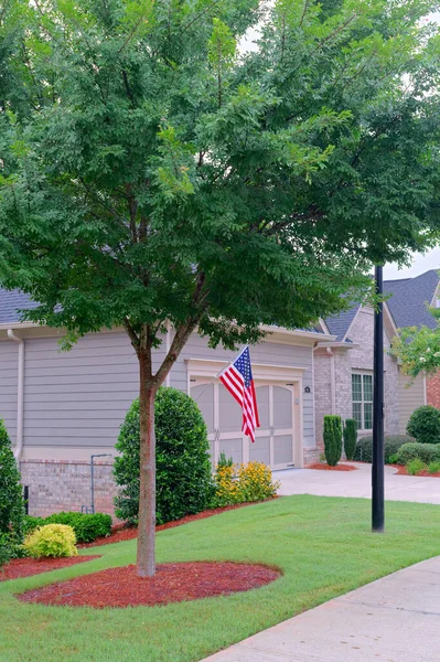 Bandiera Americana Townhome Tra Gli Alberi — Foto Stock