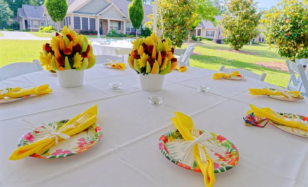 Yellow Napkins Paper Plates Fruit Baskets White Tablecloth — Stock Photo, Image