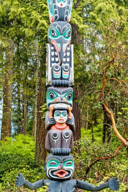 VANCOUVER, BRITISH COLUMBIA - 1 Mayıs 2022: Totem kutupları, ataları, tarihleri, insanları veya olayları temsil etmek ve anmak için Pasifik 'in kuzeybatısındaki ilk uluslar tarafından oluşturulan anıtlardır..