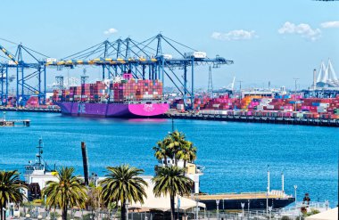 LOS ANGELES, CALIFORNIA - 23 Nisan 2022 Los Angeles Limanı Los Angeles şehir merkezinin 20 mil güneyinde San Pedro Körfezi 'ndeki 43 mil boyunca 7500 dönümlük bir alanı işgal etmektedir..