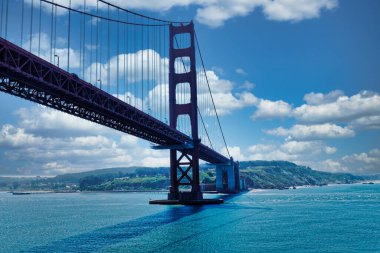 SAN FRANCISCO, CALIFORNIA - 25 Nisan 2022: San Francisco, Amerika Birleşik Devletleri 'nin en kalabalık 13. şehridir ve serin yazları, sis, yuvarlanan tepeler, eklektik mimari karışımı ve simgeleriyle tanınır.