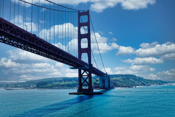 SAN FRANCISCO, CALIFORNIA - 25 Nisan 2022: San Francisco, Amerika Birleşik Devletleri 'nin en kalabalık 13. şehridir ve serin yazları, sis, yuvarlanan tepeler, eklektik mimari karışımı ve simgeleriyle tanınır.