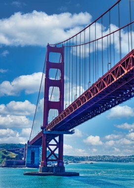 SAN FRANCISCO, CALIFORNIA - 25 Nisan 2022: San Francisco, Amerika Birleşik Devletleri 'nin en kalabalık 13. şehridir ve serin yazları, sis, yuvarlanan tepeler, eklektik mimari karışımı ve simgeleriyle tanınır.