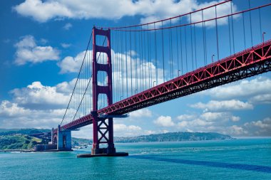 SAN FRANCISCO, CALIFORNIA - 25 Nisan 2022: San Francisco, Amerika Birleşik Devletleri 'nin en kalabalık 13. şehridir ve serin yazları, sis, yuvarlanan tepeler, eklektik mimari karışımı ve simgeleriyle tanınır.
