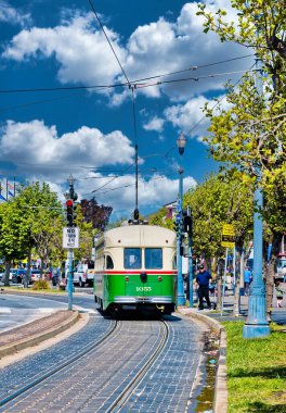SAN FRANCISCO, CALIFORNIA - 25 Nisan 2022: San Francisco, Amerika Birleşik Devletleri 'nin en kalabalık 13. şehridir ve serin yazları, sis, yuvarlanan tepeler, eklektik mimari karışımı ve simgeleriyle tanınır.