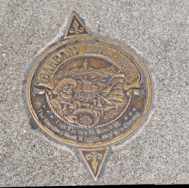 SAN FRANCISCO, CALIFORNIA - 25 Nisan 2022: The Barbary Coast Trail San Francisco 'daki tarihi yerleri ve müzeleri geçer. Kaldırıma gömülü 180 bronz madalyon 3,8 millik patikayı gösteriyor..