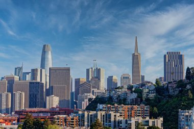 SAN FRANCISCO, CALIFORNIA - 25 Nisan 2022: San Francisco, Amerika Birleşik Devletleri 'nin en kalabalık 13. şehridir ve serin yazları, sis, yuvarlanan tepeler, eklektik mimari karışımı ve simgeleriyle tanınır.