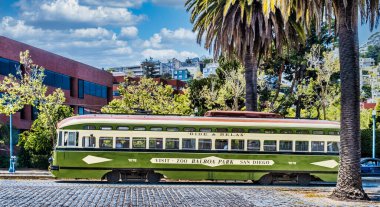 SAN FRANCISCO, CALIFORNIA - 25 Nisan 2022: San Francisco, Amerika Birleşik Devletleri 'nin en kalabalık 13. şehridir ve serin yazları, sis, yuvarlanan tepeler, eklektik mimari karışımı ve simgeleriyle tanınır.