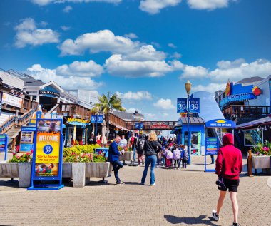 SAN FRANCISCO, CALIFORNIA - 25 Nisan 2022: San Francisco, Amerika Birleşik Devletleri 'nin en kalabalık 13. şehridir ve serin yazları, sis, yuvarlanan tepeler, eklektik mimari karışımı ve simgeleriyle tanınır.