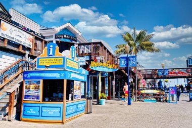 SAN FRANCISCO, CALIFORNIA - 25 Nisan 2022: San Francisco, Amerika Birleşik Devletleri 'nin en kalabalık 13. şehridir ve serin yazları, sis, yuvarlanan tepeler, eklektik mimari karışımı ve simgeleriyle tanınır.