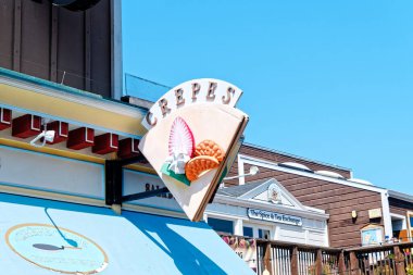 SAN FRANCISCO, CALIFORNIA - 25 Nisan 2022: San Francisco, Amerika Birleşik Devletleri 'nin en kalabalık 13. şehridir ve serin yazları, sis, yuvarlanan tepeler, eklektik mimari karışımı ve simgeleriyle tanınır.