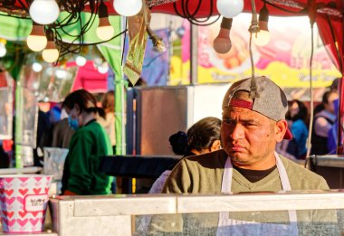 RICHMOND, BRITISH COLUMBIA - 30 Nisan 2022: 2000 'den beri, Richmond Gece Pazarı Kuzey Amerika' nın en büyük Gece Pazarı haline gelmiştir ve yılda 1 milyondan fazla ziyaretçi çekmektedir..